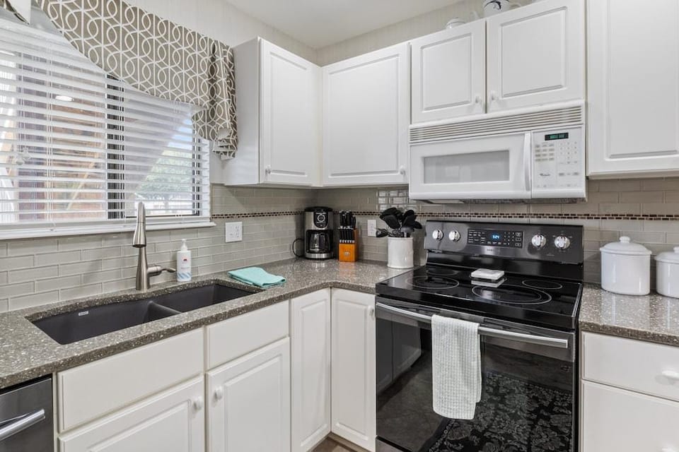 Lazydays Pet-friendly Condo w/ Pool & Slip at 3M Hotel in Osage Beach