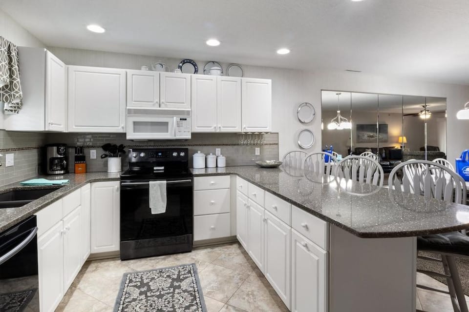 Lazydays Pet-friendly Condo w/ Pool & Slip at 3M Hotel in Osage Beach