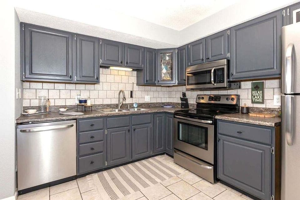 3 Bedroom Osage Beach Condo w/ Pool & Main Channel Views Hotel in Osage Beach