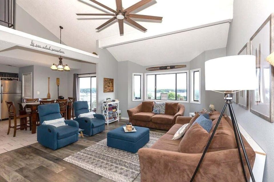 3 Bedroom Osage Beach Condo w/ Pool & Main Channel Views Hotel in Osage Beach