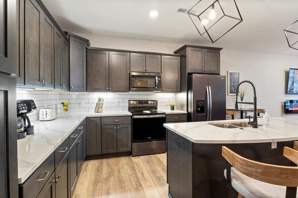 Family-fun Lakeside Luxury at Topsider in Osage w/ 2 Pools, Prime Views Pack N Play & Games Hotel in Osage Beach