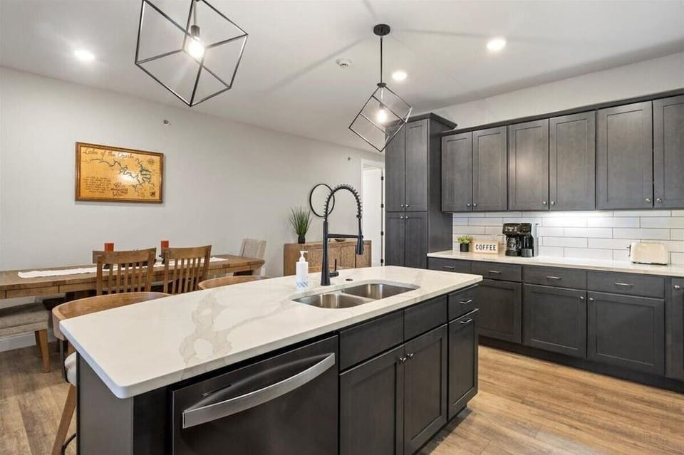 Family-fun Lakeside Luxury at Topsider in Osage w/ 2 Pools, Prime Views Pack N Play & Games Hotel in Osage Beach