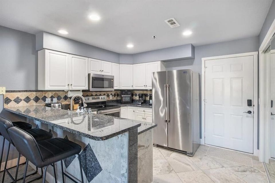 Lakeview Condo w/ 2 Pools & Beach - Family Fun Awaits at 21mm Hotel in Osage Beach