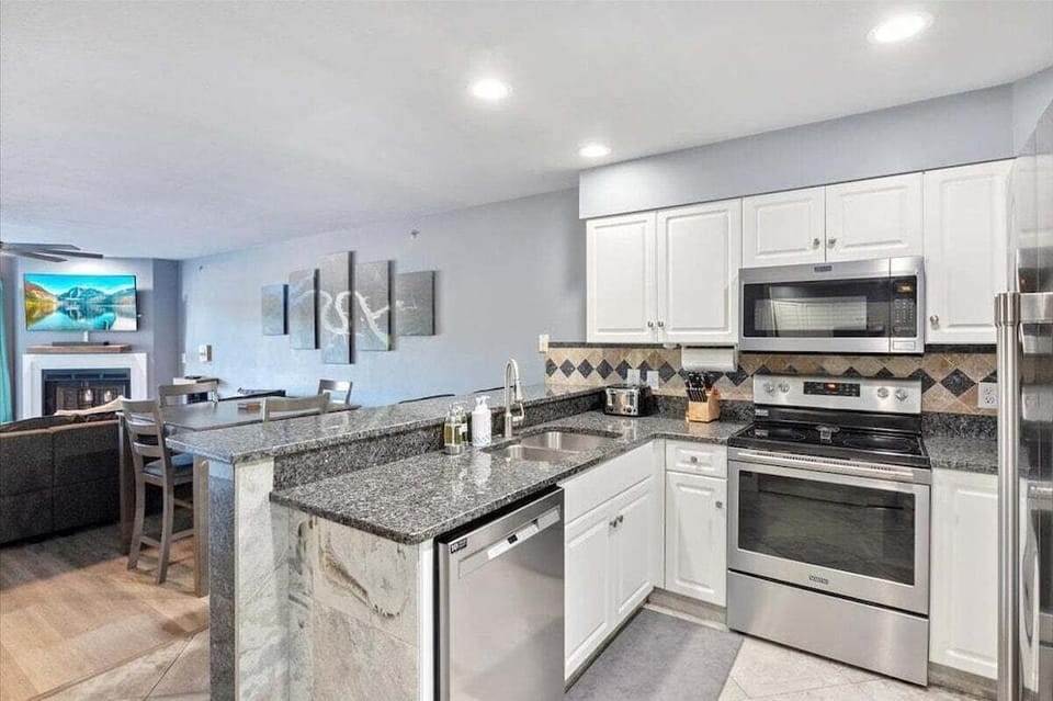 Lakeview Condo w/ 2 Pools & Beach - Family Fun Awaits at 21mm Hotel in Osage Beach