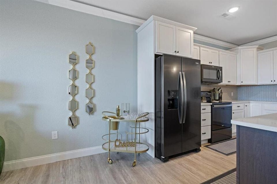 Newly Designed Topsider Condo w/ Beautiful Main Channel Views Hotel in Osage Beach