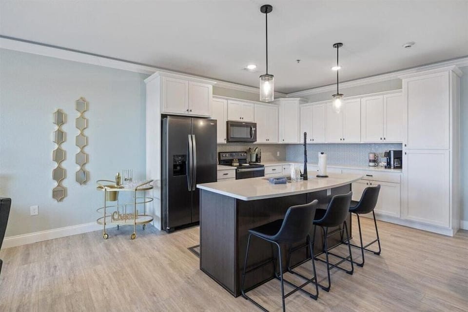 Newly Designed Topsider Condo w/ Beautiful Main Channel Views Hotel in Osage Beach