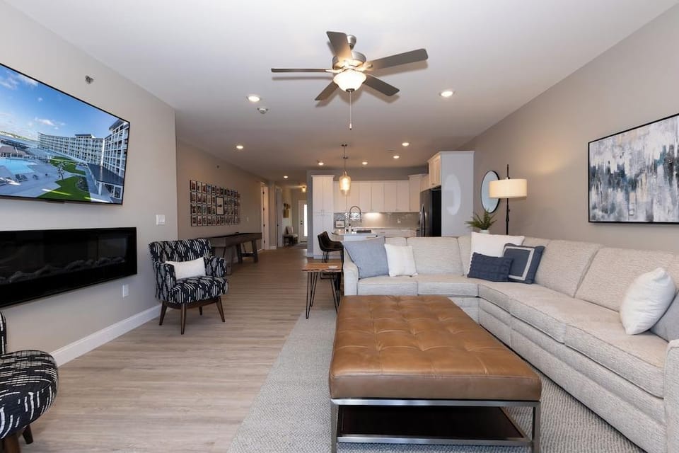 Topsider Condo w/ Stunning Lake Views, Shuffleboard & King Beds Hotel in Osage Beach