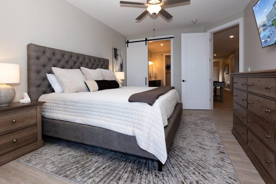 Topsider Condo w/ Stunning Lake Views, Shuffleboard & King Beds Hotel in Osage Beach