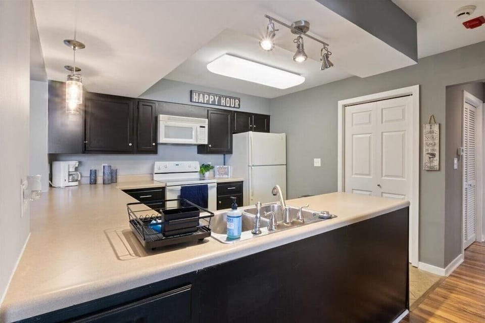 Spacious Pet-friendly Lakeview Condo w/ Boat Slip & Pools Hotel in Lake of the Ozarks