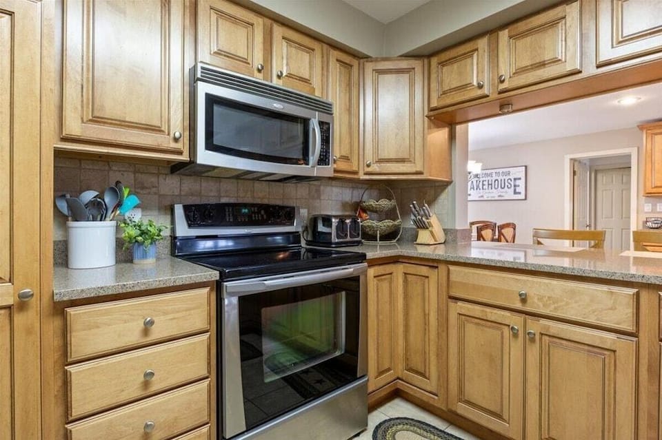 Excellent Family Stay w/ Boat Slip, 2 Pools, Hot Tub, Courts & Arcade Games Hotel in Lake of the Ozarks