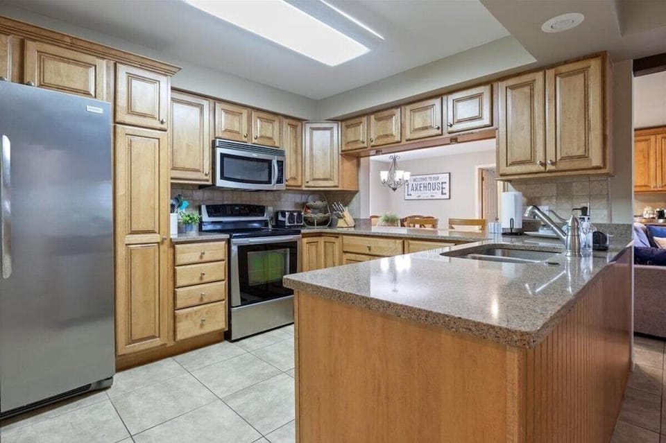 Excellent Family Stay w/ Boat Slip, 2 Pools, Hot Tub, Courts & Arcade Games Hotel in Lake of the Ozarks