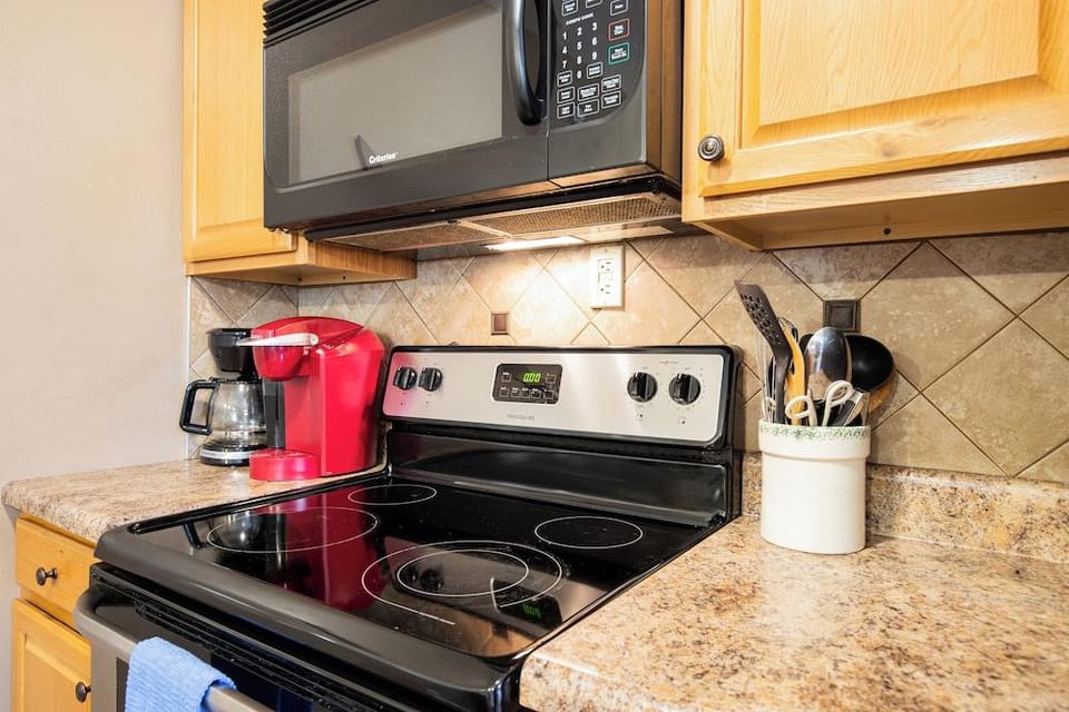 Great Location, Margaritaville Amenities & Hot Tub Hotel in Lake of the Ozarks