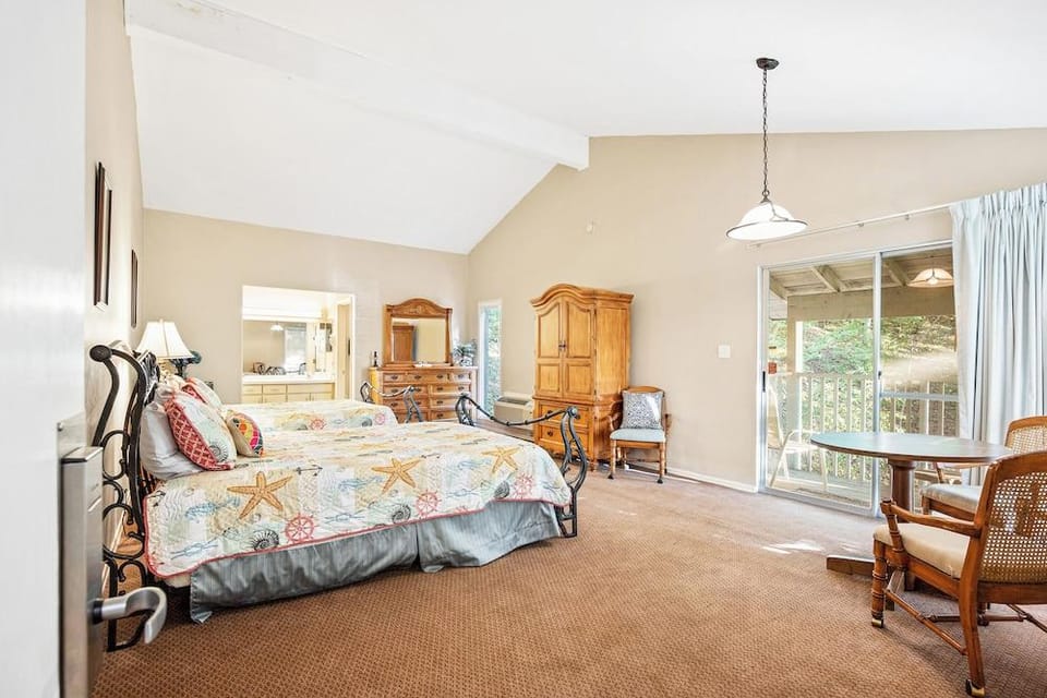 Great Location, Margaritaville Amenities & Hot Tub Hotel in Lake of the Ozarks