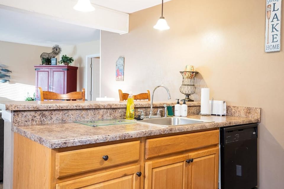 Great Location, Margaritaville Amenities & Hot Tub Hotel in Lake of the Ozarks