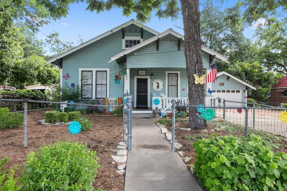 Ms. Bunnys Bungalow 2 Bedroom Home by RedAwning Hotel in Fredericksburg