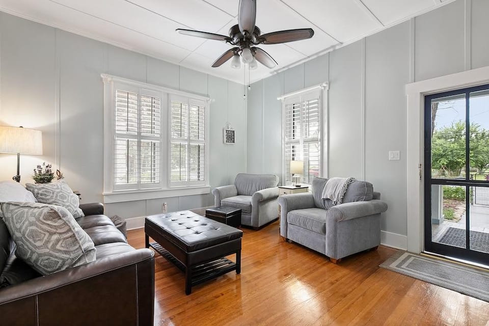 Ms. Bunnys Bungalow 2 Bedroom Home by RedAwning Hotel in Fredericksburg