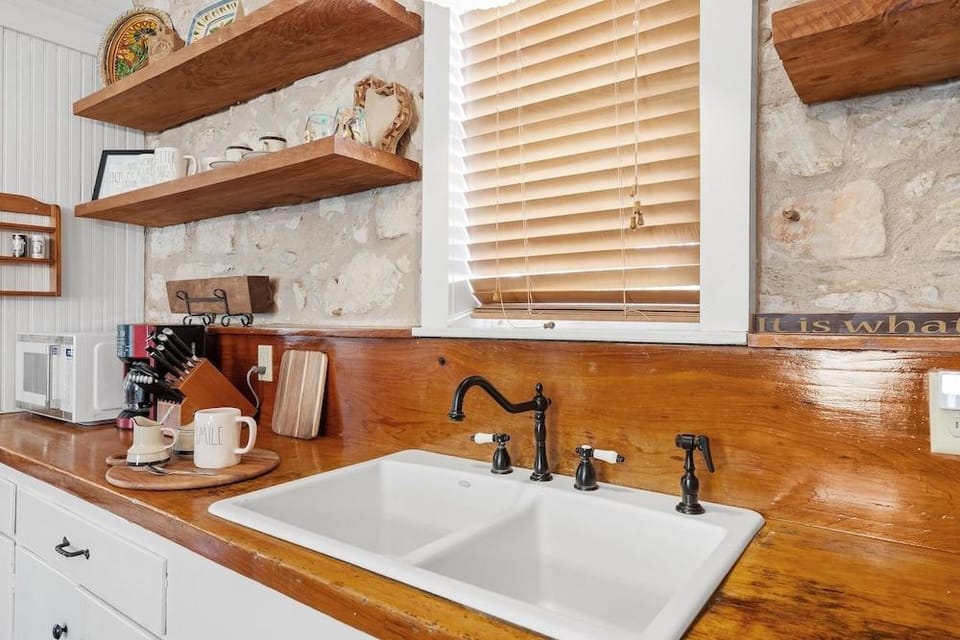 Calmbach Cottage 2 Bedroom Home by RedAwning Hotel in Fredericksburg