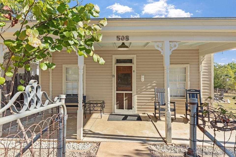 Calmbach Cottage 2 Bedroom Home by RedAwning Hotel in Fredericksburg