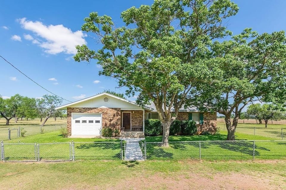 Omas Haus 2 Bedroom Home by RedAwning Hotel in Fredericksburg