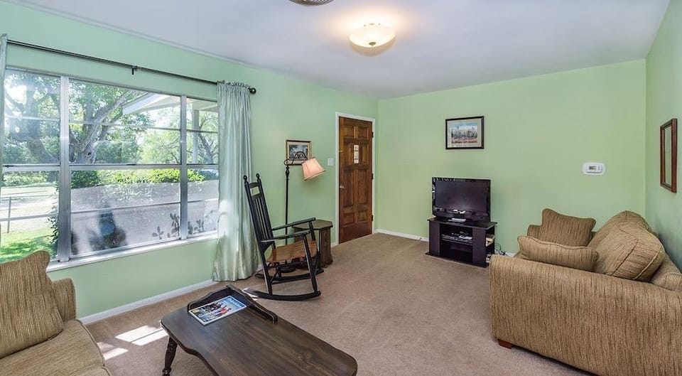 Omas Haus 2 Bedroom Home by RedAwning Hotel in Fredericksburg