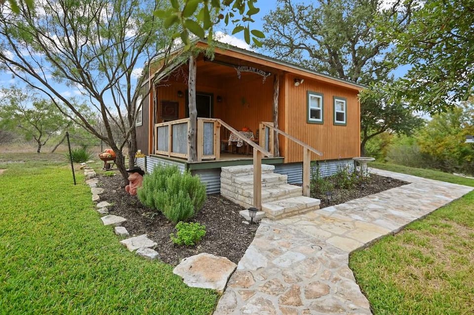 Outlaw Love 1 Bedroom Cabin by Redawning Hotel in Rio Grande