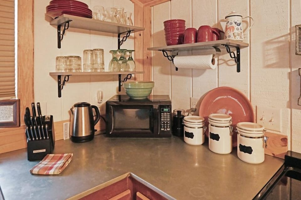 Outlaw Love 1 Bedroom Cabin by Redawning Hotel in Rio Grande