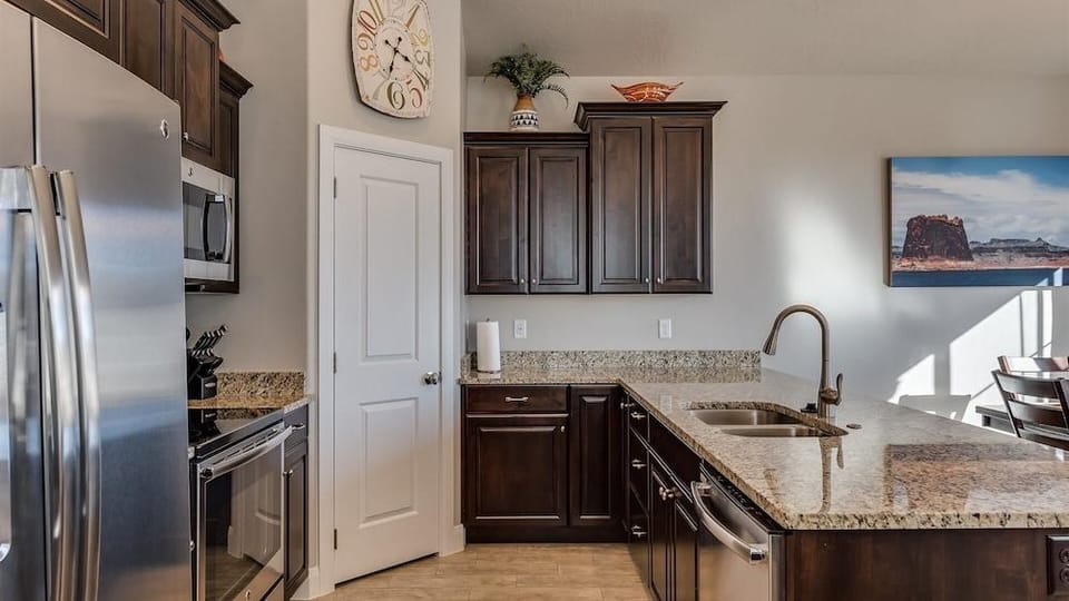 Desert Edge 3 Bedroom Townhouse by RedAwning Hotel in Washington