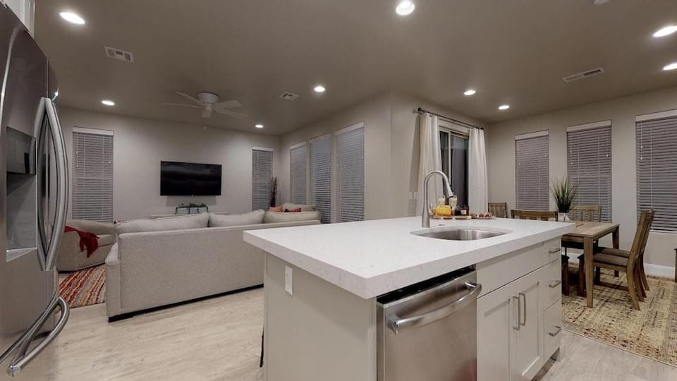 Arroyo Casita 4 Bedroom Townhouse by RedAwning Hotel in Washington