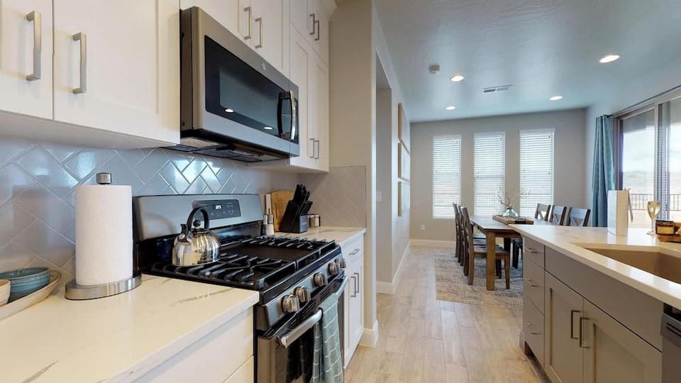 Endless Adventures 4 Bedroom Apts by RedAwning Hotel in Washington