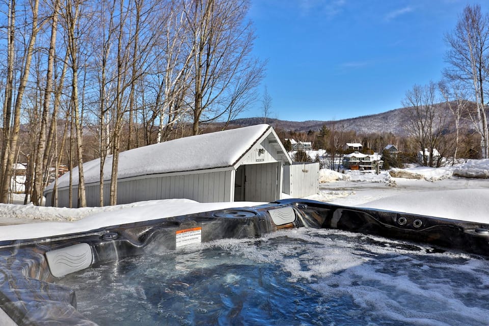 The Birch Ridge: American Classic Room #7 - King Suite In Killington. Hot Tub. 1 Bedroom Home Hotel in Mendon