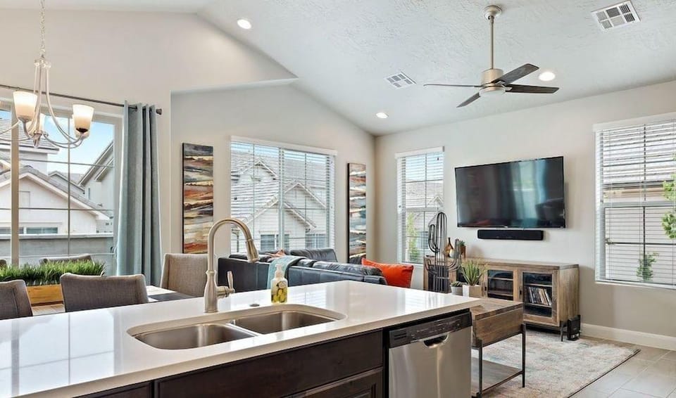Spacious Villa Just Minutes from Downtown St. George by Redawning Hotel in Washington