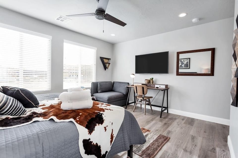 Desert Living 5 Bedroom Home by RedAwning Hotel in Washington