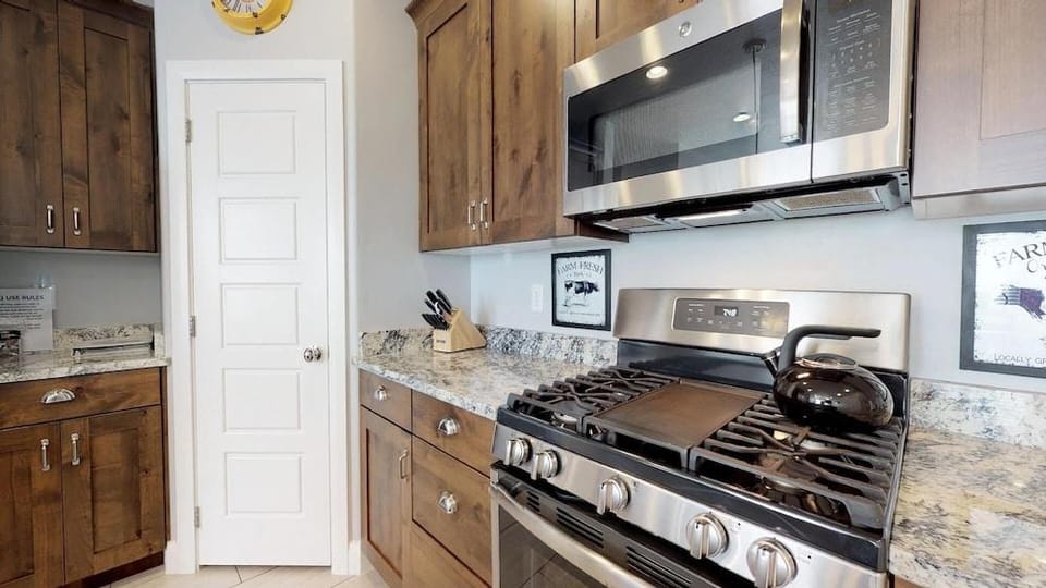 Southern Comfort 3 Bedroom Apts by RedAwning Hotel in Washington