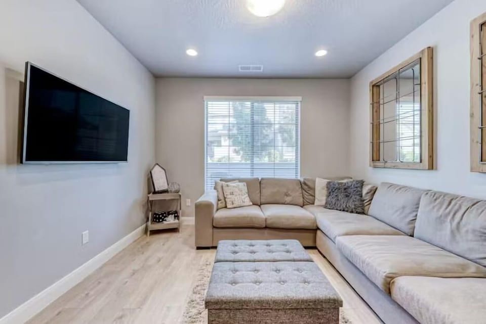 The Modern Villa - Pet Friendly 3 Bedroom Townhouse Hotel in Washington