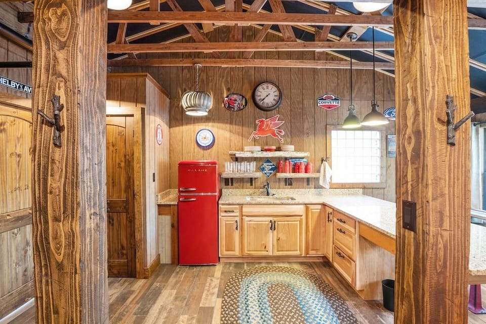 Guadalupe Bluff Bunk House 5 Bedroom Home by RedAwning Hotel in Kerrville