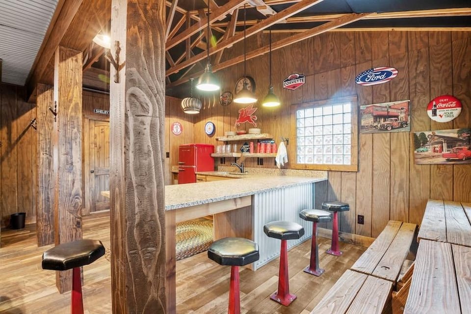 Guadalupe Bluff Bunk House 5 Bedroom Home by RedAwning Hotel in Kerrville