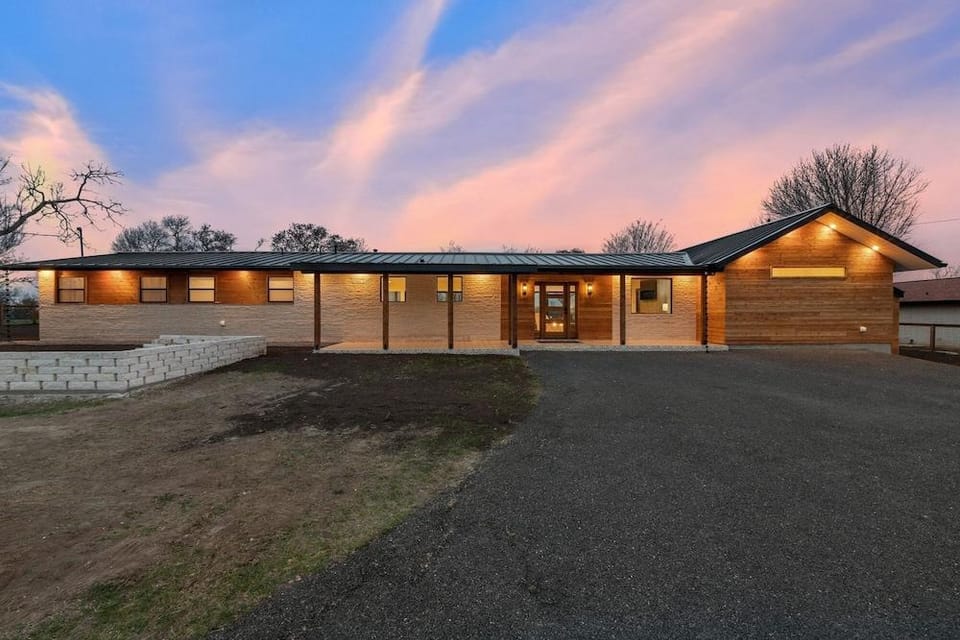 Guadalupe Bluff Modern House 5 Bedroom Home by RedAwning Hotel in Kerrville
