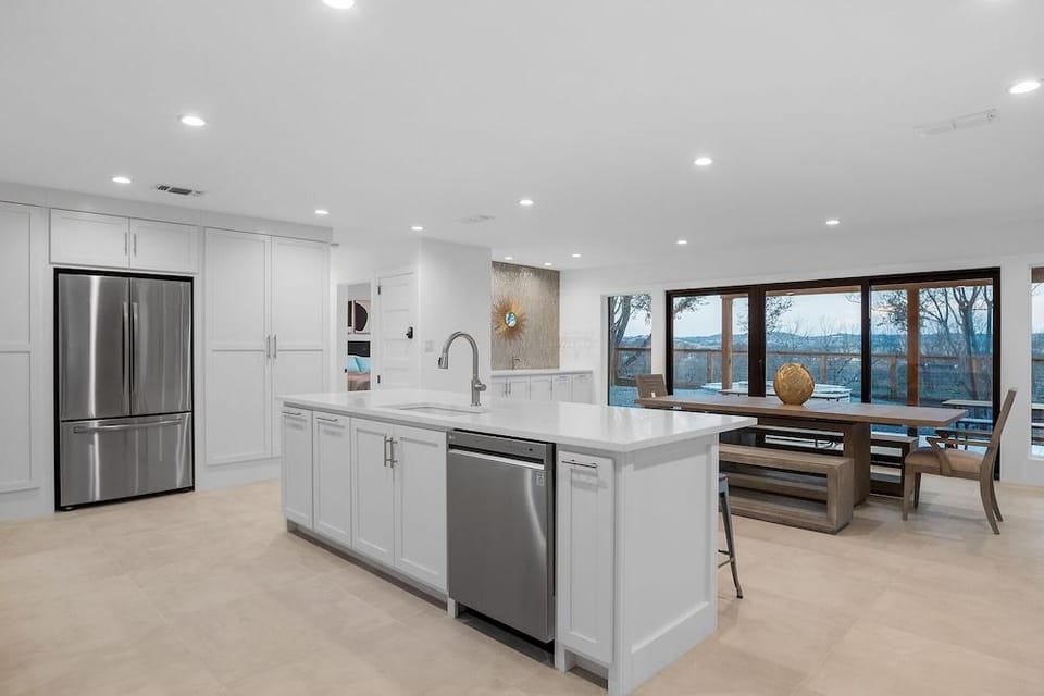 Guadalupe Bluff Modern House 5 Bedroom Home by RedAwning Hotel in Kerrville