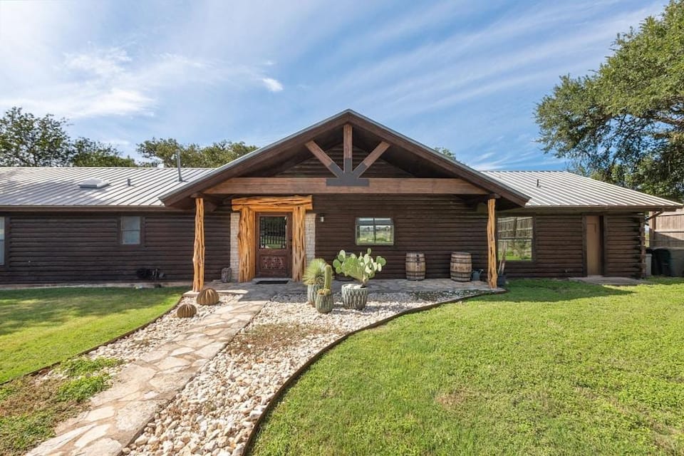Guadalupe Bluff Log Cabin 4 Bedroom Home by RedAwning Hotel in Kerrville