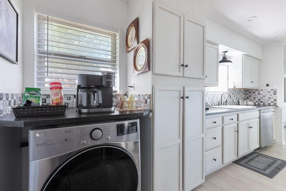 Guadalupe Bluff Farmhouse 3 Bedroom Home by RedAwning Hotel in Kerrville