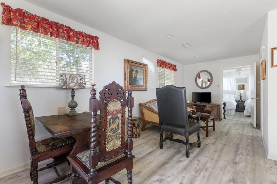 Guadalupe Bluff Farmhouse 3 Bedroom Home by RedAwning Hotel in Kerrville