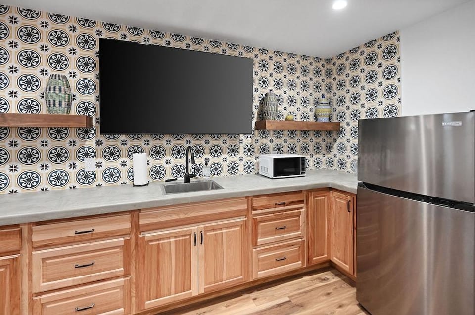 Guadalupe Bluff Mediterranean 5 Bedroom Home by RedAwning Hotel in Kerrville