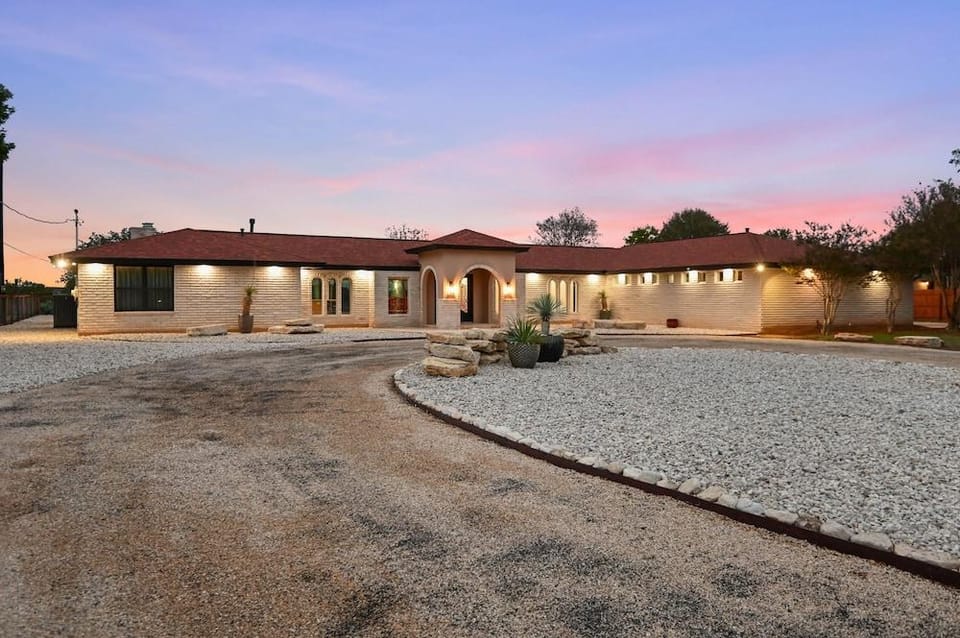 Guadalupe Bluff Mediterranean 5 Bedroom Home by RedAwning Hotel in Kerrville
