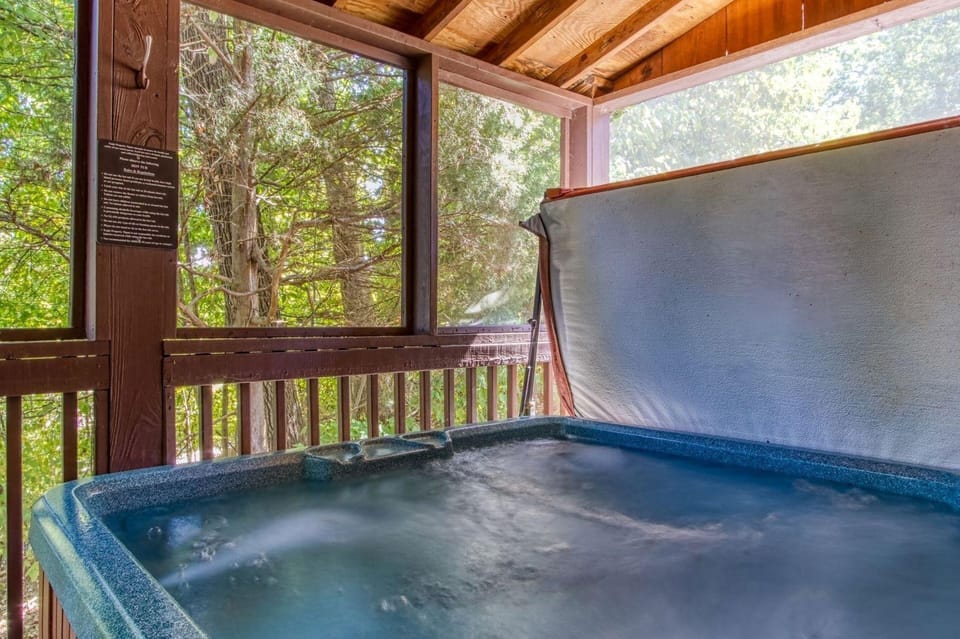 Er1 - Smoky Mountain Escape Great Location - Close To Town! 3 Bedroom Cabin by RedAwning Hotel in Pigeon Forge