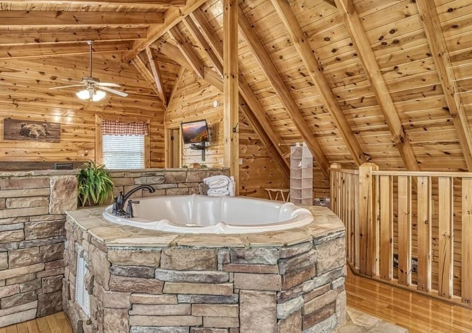 Ern834 - Lakeside Getaway - Great Location! Close To All The Action! 1 Bedroom Cabin by RedAwning Hotel in Pigeon Forge