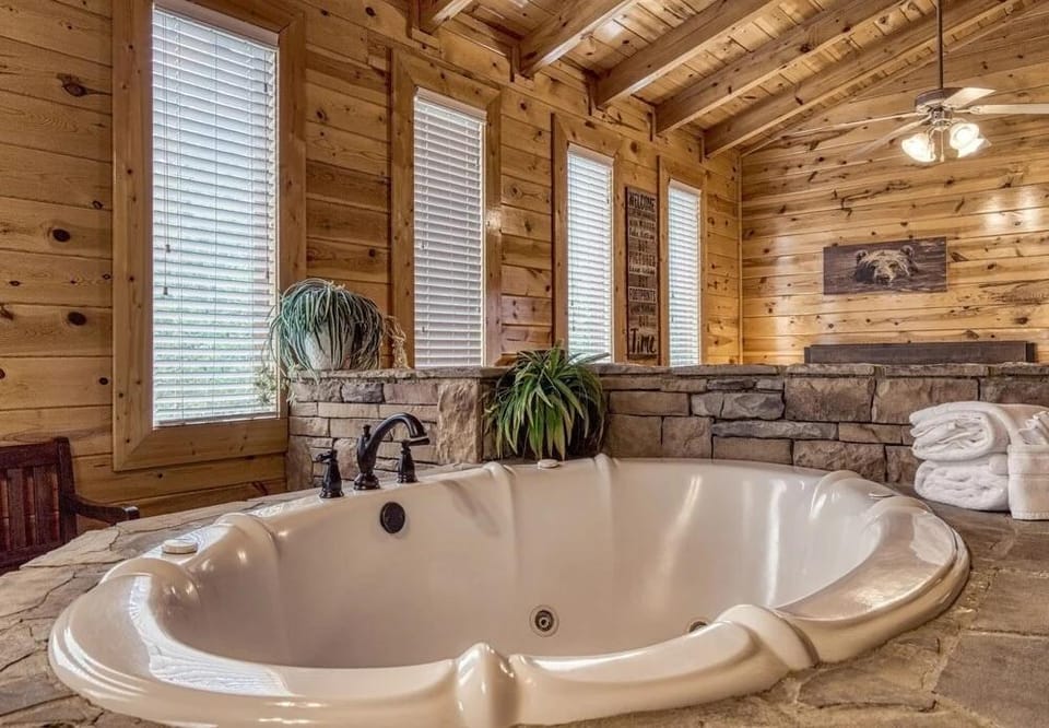 Ern834 - Lakeside Getaway - Great Location! Close To All The Action! 1 Bedroom Cabin by RedAwning Hotel in Pigeon Forge