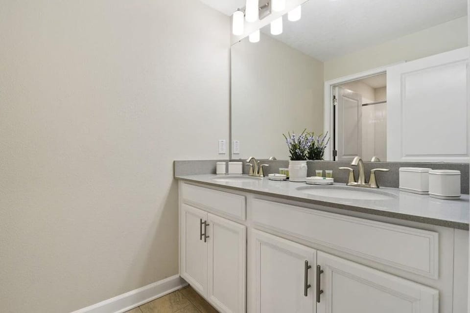 Four Bedroom Close to Disney w Screened Pool Storeylake 4910 Hotel in Kissimmee