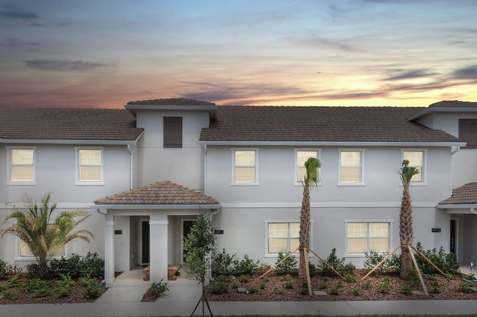 Four Bedroom Close to Disney w Screened Pool Storeylake 4910 Hotel in Kissimmee