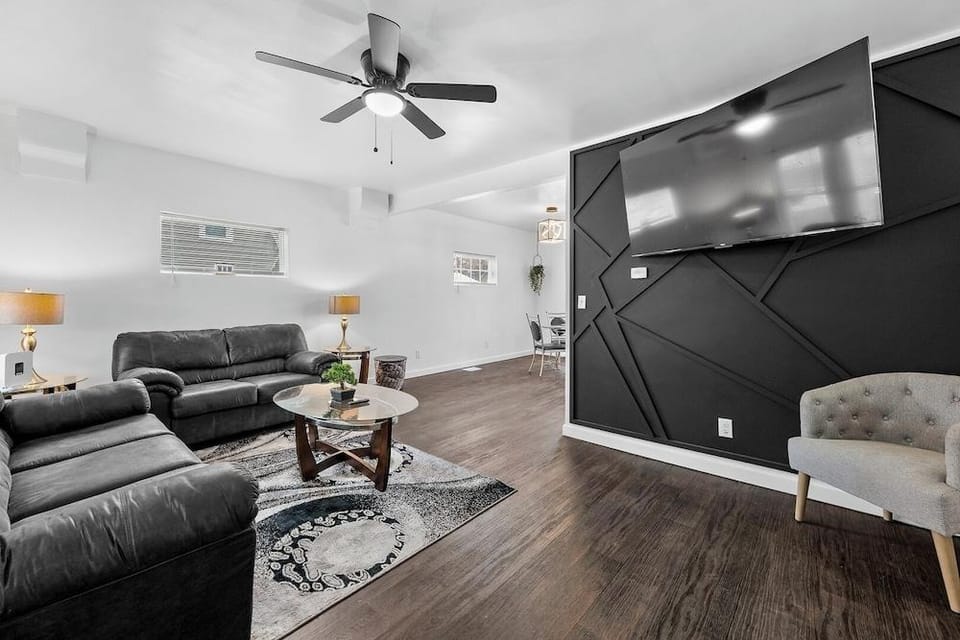 Stylish Family Retreat 10 Guests & Parking Hotel in Detroit