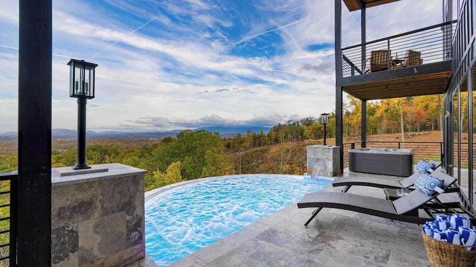 Modern Smoky Mountain Stay With Two Decks, Plunge Pool & Game Room Overlook Lodge by Avantstay Hotel in Pigeon Forge